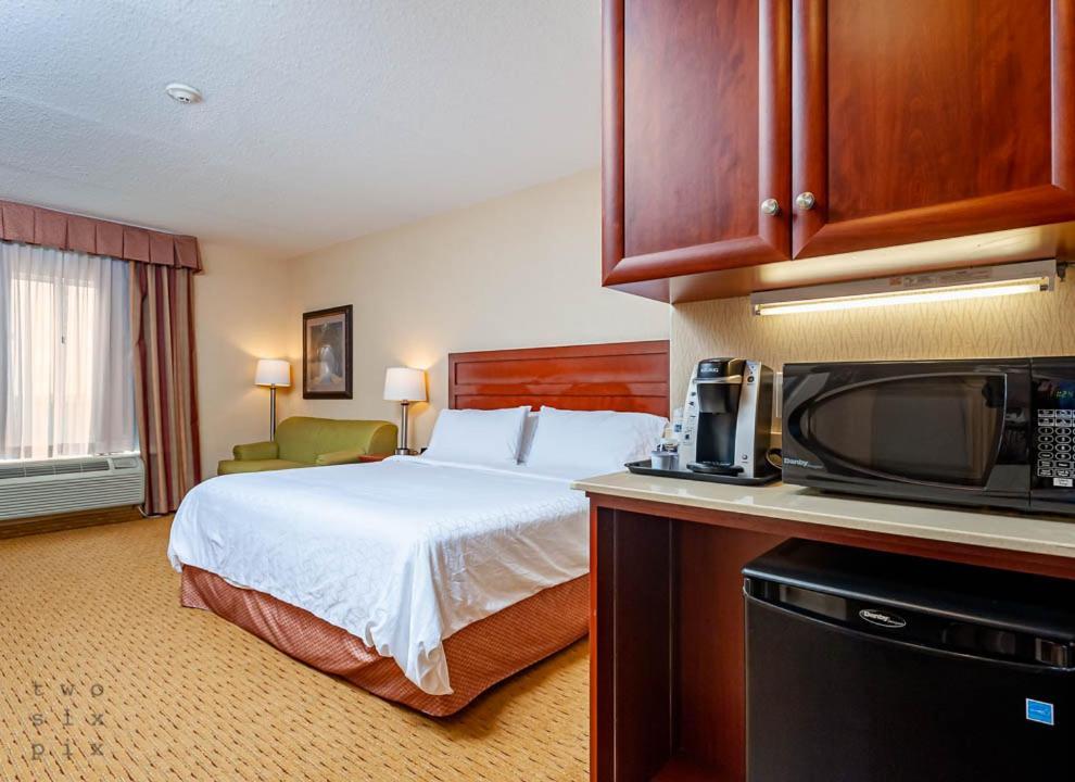 Holiday Inn Express Hotel & Suites Clarington - Bowmanville, An Ihg Hotel Zewnętrze zdjęcie